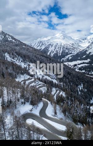 Blick aus der Vogelperspektive auf den Maloja-Pass, der mit Schnee bedeckt ist. Maloja, Bregaglia, Kanton Graubünden, Engadin, Schweiz. Stockfoto