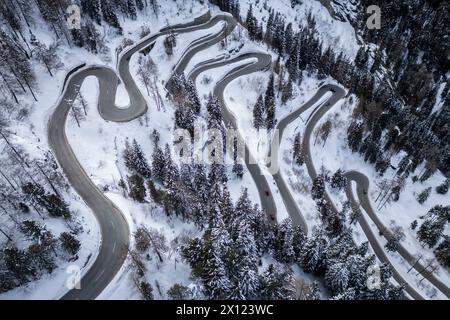 Blick aus der Vogelperspektive auf den Maloja-Pass, der mit Schnee bedeckt ist. Maloja, Bregaglia, Kanton Graubünden, Engadin, Schweiz. Stockfoto