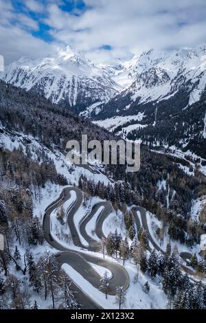 Blick aus der Vogelperspektive auf den Maloja-Pass, der mit Schnee bedeckt ist. Maloja, Bregaglia, Kanton Graubünden, Engadin, Schweiz. Stockfoto