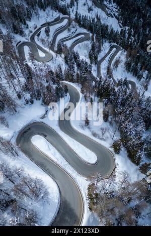 Blick aus der Vogelperspektive auf den Maloja-Pass, der mit Schnee bedeckt ist. Maloja, Bregaglia, Kanton Graubünden, Engadin, Schweiz. Stockfoto