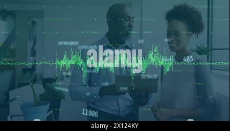 Bild der Verarbeitung von Finanzdaten und Zahlen über Geschäftsleute im Büro Stockfoto