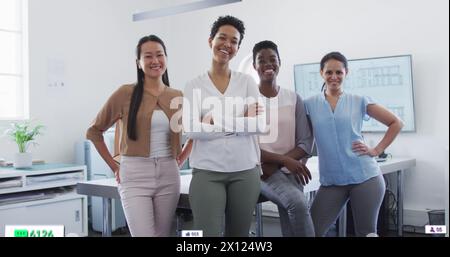 Bild von Mediensymbolen über verschiedenen Geschäftsleuten, die im Büro lächeln Stockfoto