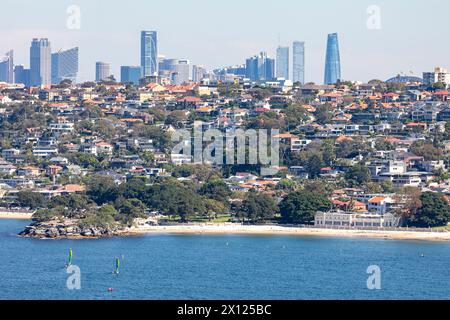 Sydney Australien, Balmoral und Edwards Beach Hafenstrände im Norden Sydneys und Wohnhäuser im Stadtzentrum von Sydney mit Wolkenkratzern dahinter Stockfoto