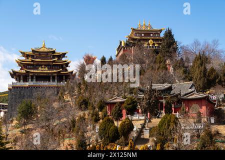 Zhongdian, China: Tibetisch-buddhistisches Kloster in der Stadt Zhongdian im Himalaya in der Provinz Yunnan an an einem sonnigen Wintertag in China Stockfoto