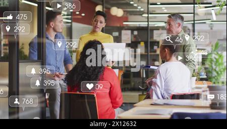 Bild von mehreren Benachrichtigungsbalken über verschiedene Kollegen, die im Büro Ideen austauschen Stockfoto