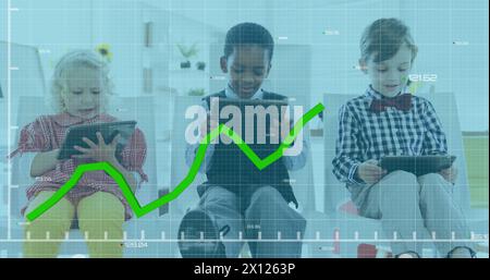 Abbildung eines Diagramms mit wechselnden Zahlen über verschiedene Kinder, die ein digitales Tablet im Klassenzimmer verwenden Stockfoto