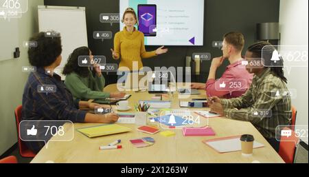 Bild von Benachrichtigungsbalken über verschiedenen Frauen, die Kollegen im Büro ihre Strategie erklären Stockfoto