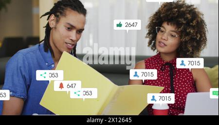 Bild der Datenverarbeitung in sozialen Medien über verschiedene Geschäftsleute im Büro Stockfoto