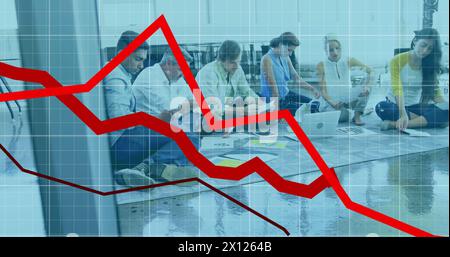 Bild von fallenden Diagrammen über verschiedene Kollegen, die auf dem Boden sitzen und Berichte im Büro vorbereiten Stockfoto