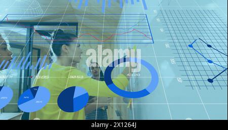 Abbildung von Diagrammen, Ladebalken und sich ändernden Zahlen über verschiedene Kollegen, die Strategie diskutieren Stockfoto