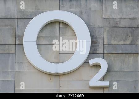 Prag, Tschechische republik - 11. April 2024: O2-Hauptsitz. O2 ist der größte Telekommunikationsbetreiber in Tschechien. Logo-Schild auf dem Hauptquartier. Stockfoto