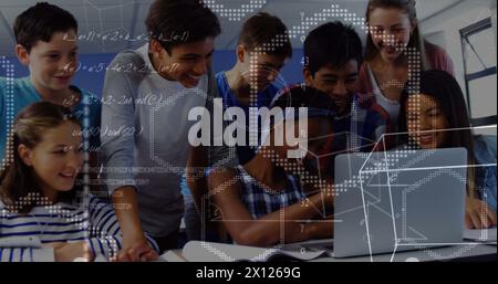 Bild von Mathematikformeln, die sich über glückliche, vielfältige Schüler bewegen, die an einem Laptop arbeiten Stockfoto