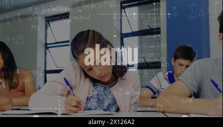 Bild von Mathematikformeln, die sich während des Unterrichts über die Klasse verschiedener Schüler bewegen Stockfoto