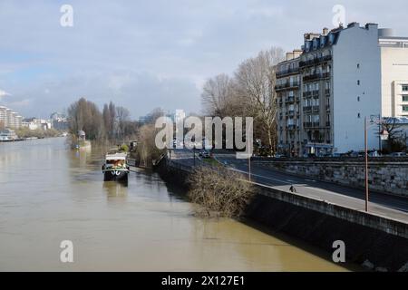 Blick auf die Insel La Grande Jatte von der Neuilly-Brücke mit dem Tempel de l'Amour (Neuilly-sur-seine) in Paris, Frankreich. Stockfoto