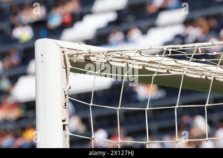 Fußball-Torpfosten stehen hoch vor dem Hintergrund des Spielfeldes. Stockfoto