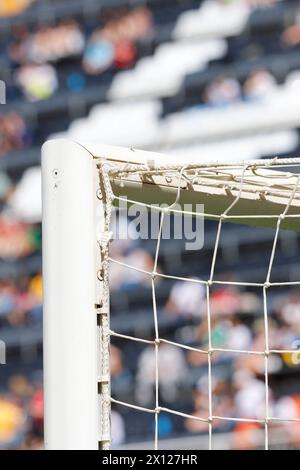 Fußball-Torpfosten stehen hoch vor dem Hintergrund des Spielfeldes. Stockfoto