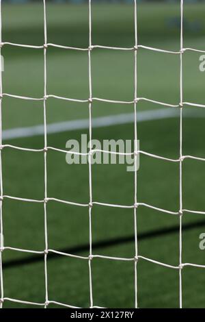 Fußball-Torpfosten stehen hoch vor dem Hintergrund des Spielfeldes. Stockfoto