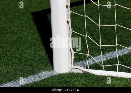 Fußball-Torpfosten stehen hoch vor dem Hintergrund des Spielfeldes. Stockfoto