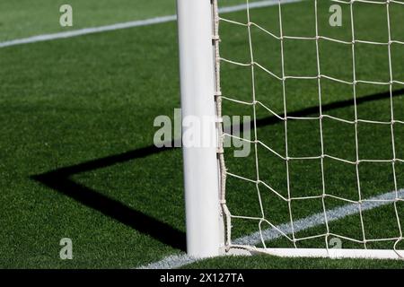 Fußball-Torpfosten stehen hoch vor dem Hintergrund des Spielfeldes. Stockfoto