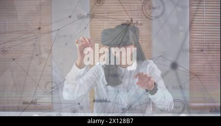 Bild der Datenverarbeitung über birassische Geschäftsfrau mit vr-Headset Stockfoto