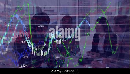 Bild mehrerer Diagramme mit Zahlen und Handelstafel über verschiedenen Kollegen, die Ideen austauschen Stockfoto