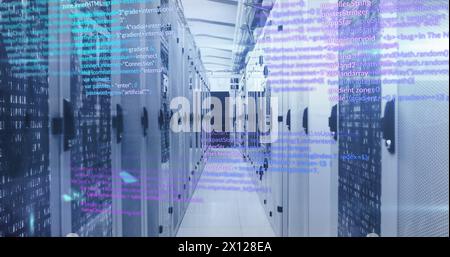 Ein Computerserverraum mit Datenverarbeitung und digitalen Informationen, die durch das Netzwerk von en fließen Stockfoto