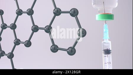 Molekularstrukturmodell über Spritze in Impffläschchen Stockfoto