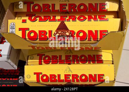 Toblerone ist eine Schweizer Schokoladenmarke, die ursprünglich von Tobler und Cie hergestellt und seit 1990 vom US-amerikanischen Hersteller Mondelez International - früher von Kraft Foods produziert und in 122 Staaten verkauft wird. Die weltweit einzige Tobleronefabrik steht in Bern, Schweiz. Foto: Toblerone - Original, Schokolade *** Toblerone ist eine Schweizer Schokoladenmarke, die ursprünglich von Tobler und Cie hergestellt wurde und seit 1990 vom US-amerikanischen Hersteller Mondelez International, ehemals Kraft Foods, produziert wurde und in 122 Ländern verkauft wird Stockfoto