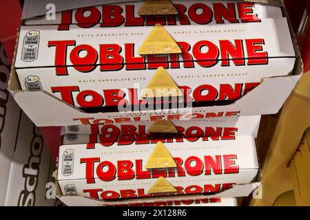 Toblerone ist eine Schweizer Schokoladenmarke, die ursprünglich von Tobler und Cie hergestellt und seit 1990 vom US-amerikanischen Hersteller Mondelez International - früher von Kraft Foods produziert und in 122 Staaten verkauft wird. Die weltweit einzige Tobleronefabrik steht in Bern, Schweiz. Foto: Toblerone - weisse Schokolade *** Toblerone ist eine Schweizer Schokoladenmarke, die ursprünglich von Tobler und Cie hergestellt wurde und seit 1990 vom US-amerikanischen Hersteller Mondelez International, ehemals Kraft Foods, produziert wurde und in 122 Ländern verkauft wird Stockfoto