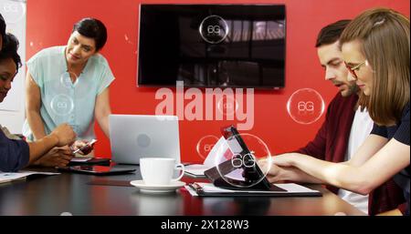 Bild von 6g-Texten in Blasen über verschiedenen Kollegen, die Berichte im Büro analysieren Stockfoto