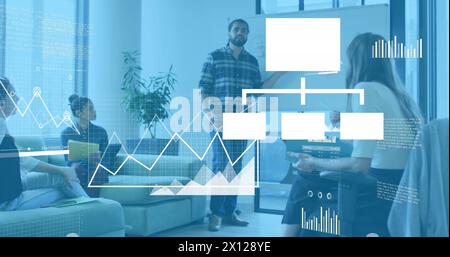 Bild mehrerer Symbole über verschiedenen Männern, die Kollegen auf dem Whiteboard ihre Strategie erklären Stockfoto