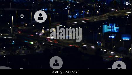 Abbildung mehrerer Profilsymbole über Zeitraffer von sich bewegenden Fahrzeugen auf der Brücke in der Stadt Stockfoto