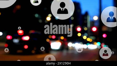Abbildung der Profilsymbole über verschwommenen Fahrzeugen, die auf rotem Signal in der Straße der Stadt angehalten wurden Stockfoto