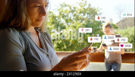 Bild der Benachrichtigungsbalken über der kaukasischen Frau, die zu Hause auf dem Smartphone scrollt Stockfoto