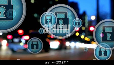 Bild des Vorhängeschlosses im Kreis über verschwommenen Fahrzeugen, die auf der Straße gegen moderne Gebäude fahren Stockfoto