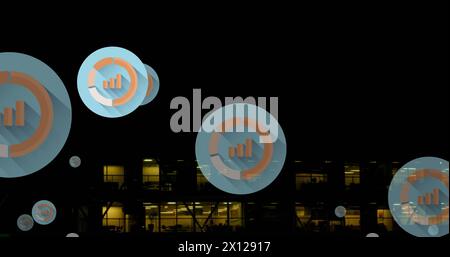 Bild mehrerer Diagrammsymbole über der Luftaufnahme des modernen Gebäudes vor dem Nachthimmel Stockfoto