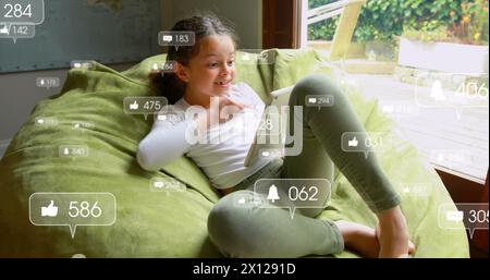 Bild von wechselnden Zahlen, Symbole in Benachrichtigungsbalken, weißes Mädchen mit digitalem Tablet Stockfoto