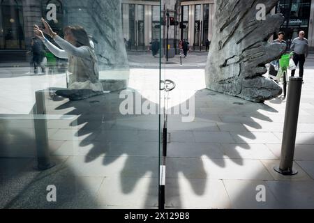 Mitarbeiter der Finanzindustrie und die Skulptur „City Wing“ in der Threadneedle Street in der City of London, dem Finanzviertel der Hauptstadt (auch bekannt als The Square Mile), am 14. April 2024 in London, England. City Wing stammt von dem Künstler Christopher Le Brun. Die zehn Meter hohe Bronzeskulptur stammt vom Präsidenten der Royal Academy of Arts, Christopher Le Brun, der 2009 von Hammerson in Auftrag gegeben wurde. Sie wird „der Stadtflügel“ genannt und wurde von den Gründern der Morris Singer Art gegossen, der angeblich ältesten Kunstgießerei der Welt. Stockfoto