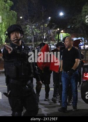 Mexiko-Stadt, Mexiko. April 2024. Die Polizei überführt ein Stück eines Hubschrauberwagens in Mexiko-Stadt, Mexiko, 14. April 2024. Mindestens drei Menschen wurden getötet, nachdem ein Hubschrauber südlich von Mexiko-Stadt abgestürzt war, sagten die örtlichen Behörden am Sonntag. Quelle: Li Mengxin/Xinhua/Alamy Live News Stockfoto