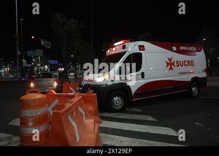 Mexiko-Stadt, Mexiko. April 2024. Ein Krankenwagen verlässt den Ort eines Hubschrauberabsturzes in Mexiko-Stadt, Mexiko, am 14. April 2024. Mindestens drei Menschen wurden getötet, nachdem ein Hubschrauber südlich von Mexiko-Stadt abgestürzt war, sagten die örtlichen Behörden am Sonntag. Quelle: Li Mengxin/Xinhua/Alamy Live News Stockfoto