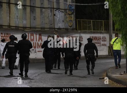 Mexiko-Stadt, Mexiko. April 2024. Die Polizei überführt ein Stück eines Hubschrauberwagens in Mexiko-Stadt, Mexiko, 14. April 2024. Mindestens drei Menschen wurden getötet, nachdem ein Hubschrauber südlich von Mexiko-Stadt abgestürzt war, sagten die örtlichen Behörden am Sonntag. Quelle: Li Mengxin/Xinhua/Alamy Live News Stockfoto