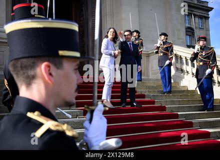 Paris, Frankreich. April 2024. Die Außenministerin Annalena Baerbock (Allianz 90/die Grünen) wird vom französischen Außenminister Stéphane Séjourné im Außenministerium begrüßt. Ein Jahr nach Beginn des Konflikts im Sudan organisiert Frankreich gemeinsam mit Deutschland und der EU eine Hilfskonferenz, um Friedensinitiativen für das umkämpfte Land in Nordostafrika zu unterstützen. Quelle: Bernd von Jutrczenka/dpa/Alamy Live News Stockfoto