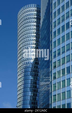 Gebäudearchitektur in La Defense, einem großen Geschäftsviertel von Paris, Frankreich. Stockfoto