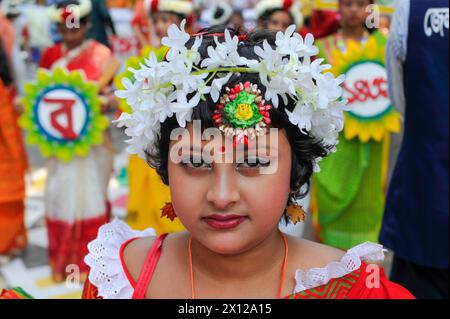 Sylhet, Bangladesch. April 2024. 14. April 2024, Sylhet, Bangladesch: Porträt einer Frau während der Pathshala, der Feier zum Neujahrsfest 1431 in Bengali im ersten Licht des Anbruchs von Pahela Baisakh in den Räumlichkeiten. Quelle: Eyepix Group/Alamy Live News Stockfoto