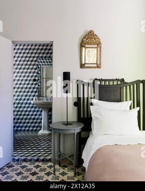Geometrisch gebundenes Bad in Mimi Calpe, französische Luxusvilla und Hotel aus den 1950er Jahren in Tanger, Marokko Stockfoto
