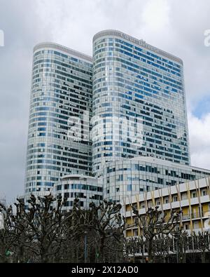 Paris, Frankreich - 6. März 2024. Gebäudearchitektur in La Defense, einem großen Geschäftsviertel von Paris, Frankreich. Coeur Defense Business Complex. Stockfoto