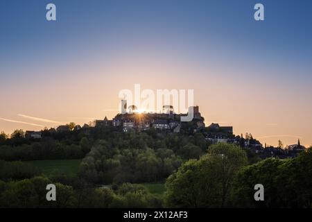 Sonnenaufgang über dem mittelalterlichen befestigten Dorf Turenne im französischen Département Correze Stockfoto