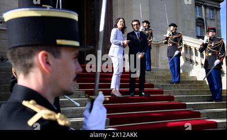 Paris, Frankreich. April 2024. Die Außenministerin Annalena Baerbock (Allianz 90/die Grünen) wird vom französischen Außenminister Stéphane Séjourné im Außenministerium begrüßt. Ein Jahr nach Beginn des Konflikts im Sudan organisiert Frankreich gemeinsam mit Deutschland und der EU eine Hilfskonferenz, um Friedensinitiativen für das umkämpfte Land in Nordostafrika zu unterstützen. Quelle: Bernd von Jutrczenka/dpa/Alamy Live News Stockfoto