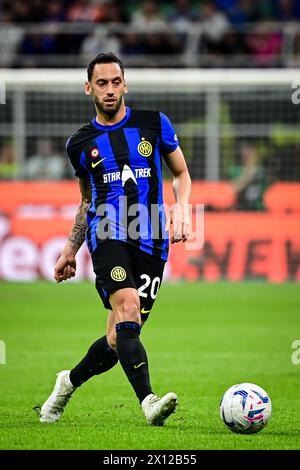 Mailand, Italien. April 2024. Der türkische Mittelfeldspieler #20 Hakan Calhanoglu von Inter Mailand während des italienischen Fußballspiels der Serie A Inter Mailand gegen Cagliari im San Siro Stadion. Quelle: Piero Cruciatti/Alamy Live News Stockfoto