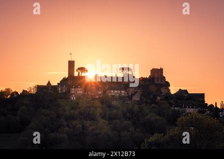 Sonnenaufgang über dem mittelalterlichen befestigten Dorf Turenne im französischen Département Correze Stockfoto